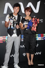 组图：钟舒漫王浩信出席活 被赠高达计算机