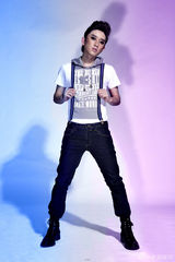 王矜霖烟熏写真酷感十足 邻家男孩时尚转身(图)