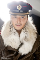 组图：赵会南拍时尚写真 军装皮草完美混搭