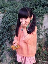 组图：童年小龙女演员超萌生活照 可爱似洋娃娃