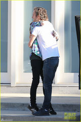 组图：海瑟薇紧身裤勒腿 看老公与朋友亲密拥抱