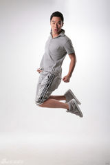 组图：董易晋动感写真显童趣 功夫拳脚可爱到底