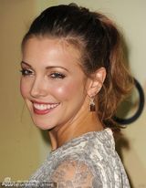 组图：娜奥米夫妇恩爱现身派对 Maggie Q造型酷