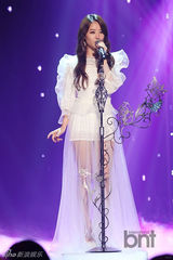 组图：韩星IU回归新曲夺冠 嘉熙性感露蛮腰