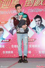 组图：杨怡罗仲谦现身拜年 坦承已见家长