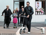 组图：休-杰克曼送爱女上学 全家骑滑板车抢镜