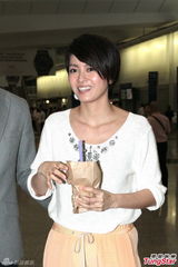 组图：梁咏琪返港老公甜蜜接机 被搂纤腰秀恩爱