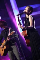 高清图集：新浪网络盛典 张悬深情演唱笑容满面