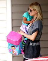 幻灯图：虎嫂艾琳频遭媒体追访 当好妈妈照顾子女