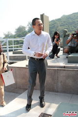 组图：李泽楷衬衫西裤现身拜祭祖先