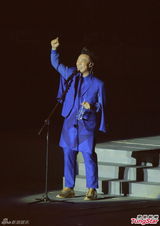 组图：陈奕迅澳门癫狂开唱 猛甩布条歌衫潮翻天