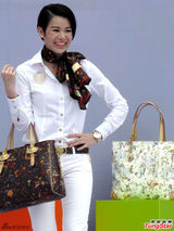 组图：胡杏儿衬衣长裤亮相 全程微笑心情好
