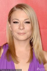 组图：黎安-莱姆丝深V身材火辣 搂帅气男伴大笑