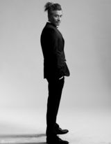 陈龙迎37岁生日 头顶小辫时尚大片