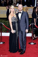 组图：19届演员工会奖举行 女星各色长裙PK红毯