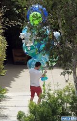 组图:米拉-库尼斯挺孕肚高调逛街 库彻买双人餐