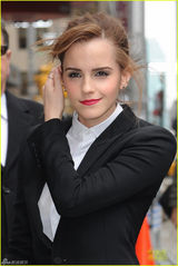 组图：艾玛-沃森特OL装扮 成熟时尚女王范