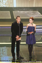 组图：金钟奖现场杨丞琳张孝全同台颁奖