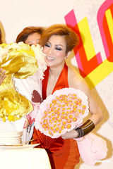 幻灯图集：郑秀文亮相上海 礼服缝合处突起像凸点