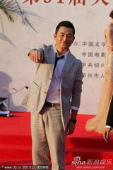 组图：王志飞等《雨中的树》剧组成员亮相百花红毯