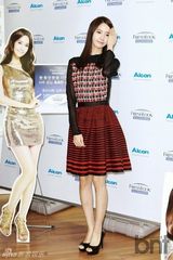 组图：少时允儿代言眼镜 捂嘴甜笑婀娜迷人