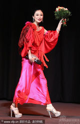 幻灯图集：《大兵小将》柏林首映 成龙林鹏着情侣装