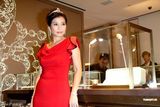 高清图：钟楚红为珠宝店剪彩 着红色礼服变公主