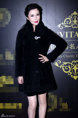 组图：荆希西助阵慈善拍卖 简约黑裙凸显气质