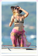 组图：帕丽斯-希尔顿豹纹比基尼现身海边