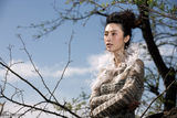 组图：张俪早冬户外写真  超脱大气傲立北风