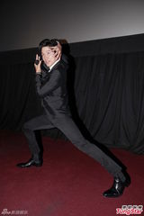 组图：日星铃木亮平宣传新片 与本裸男斗舞