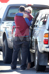 组图：保罗女友车祸后首现身 擦拭眼泪深陷悲伤