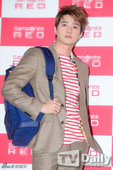 组图：baby俏丽赴韩会金秀贤 嘟嘴甜笑抛媚眼