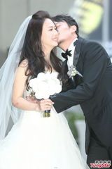 组图：张震大婚献吻娇妻 亲手为新娘提裙摆