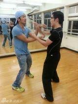 组图：谢霆锋醉心武术苦练咏春秀肌肉