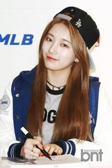组图：missA运动装出席签名会变身棒球女孩