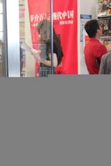 组图：央视美女主播李蜜机场长裙露美腿