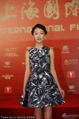 组图：《宫》亮相红毯 周冬雨娇俏短裙携手于正