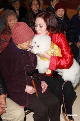 组图：邝美云带两爱犬访老人院 派披肩叉烧送温暖