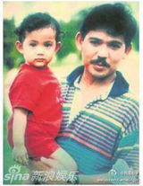 组图：茜拉与男友亲密合影曝光 童年照可爱