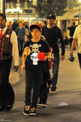 高清组图：贝克汉姆带三个儿子迪斯尼乐园游玩