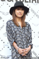 组图：李孝利印花连衣裙亮相 头戴礼帽时尚优雅