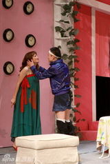 组图：新版《两老婆》首演 喻恩泰扮成情趣兔女郎