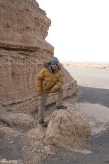 高清图：夏雨忙里偷闲出逃剧组 独自观赏雅丹地貌