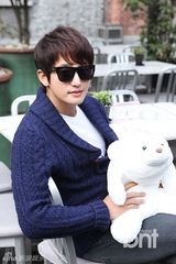 组图：韩星朴施厚抱玩偶街头卖萌开心似孩童