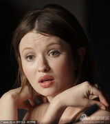 组图：《睡美人》发布会 艾米丽-布朗宁俏皮亮相 