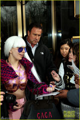 组图：Gaga频换装街头变秀场 女王变夜店女郎