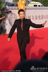 组图：连凯亮相百花红毯 黑色西服帅气