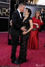 组图：群星闪耀红毯 暮光女拄拐海瑟薇优雅