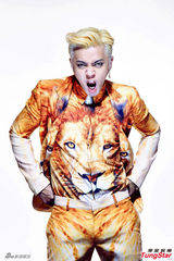 组图：罗志祥变身金毛狮王 为染发捱痛6小时